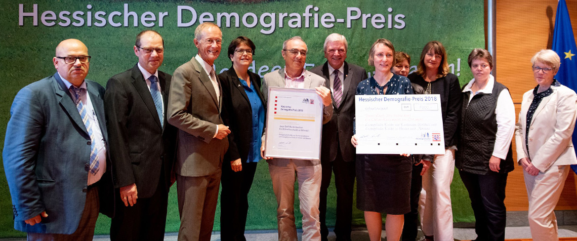 Ministerpräsident Volker Bouffier (6.v.r.), der Chef der Staatskanzlei und Demografiebeauftragte der Landesregierung, Staatsminister Axel Wintermeyer (3.v.l.) mit den Machern des DorfMOOC (Foto: Hessische Staatskanzlei)