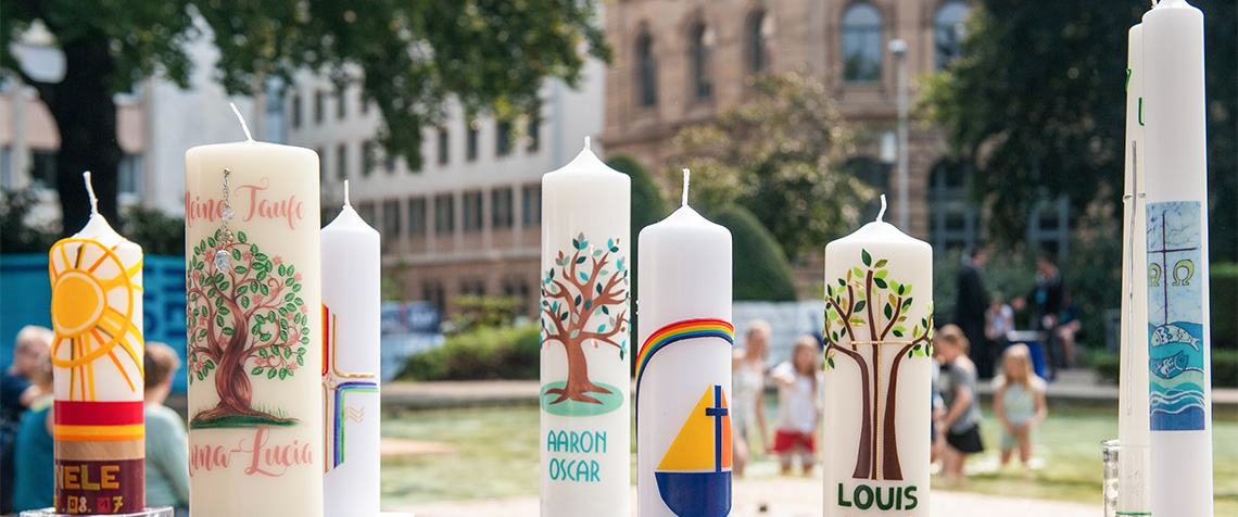 Wichtiges Symbol: Unser Foto zeigt einen Tisch mit Taufkerzen bei einem Tauffest. (Foto: medio.tv/Aumann)