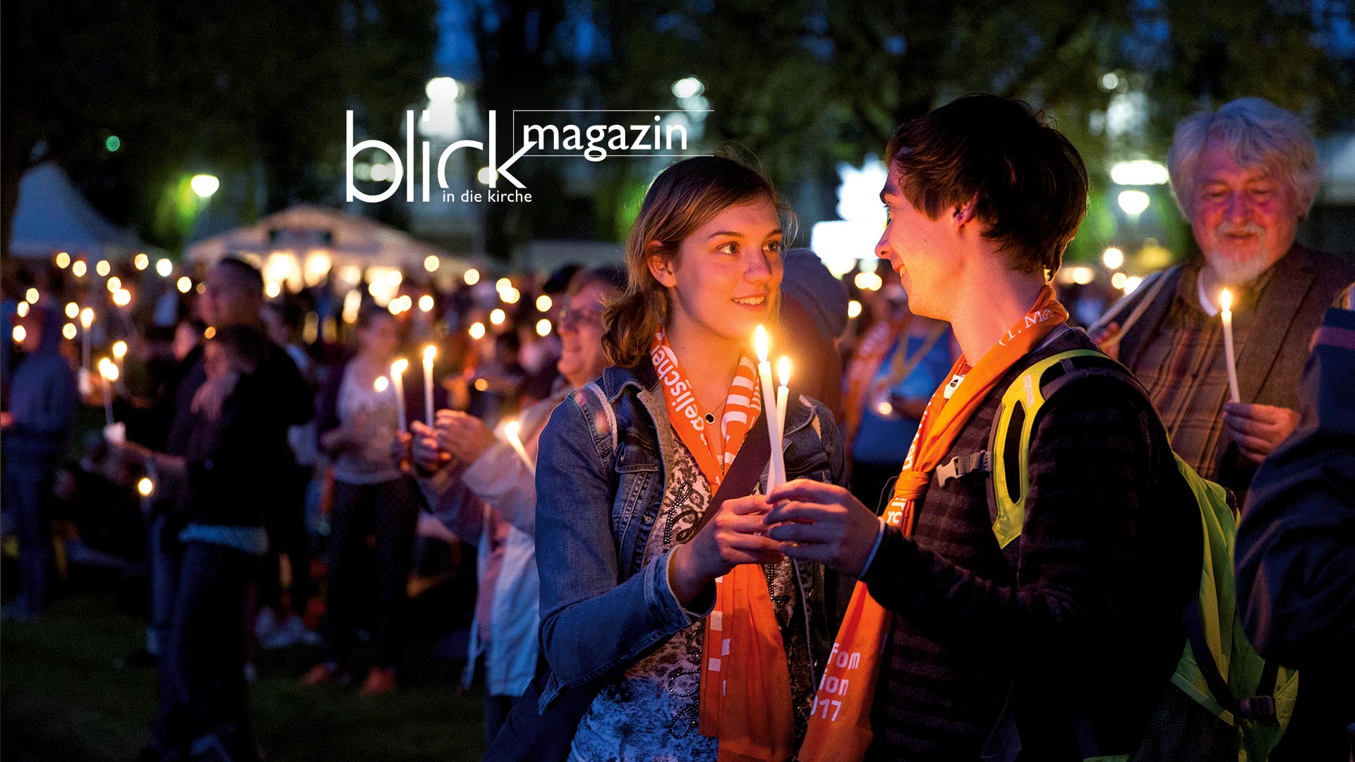 Menschen im Kerzenschein beim Kirchentag 2017 in Berlin