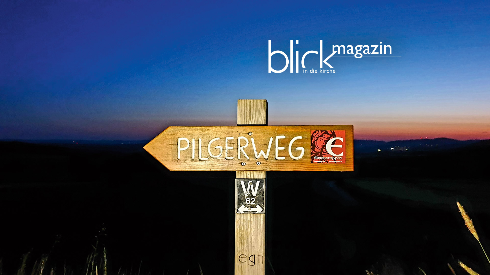 Unser Foto zeigt einen Wegweiser am Rande des Pilgerwegs. 