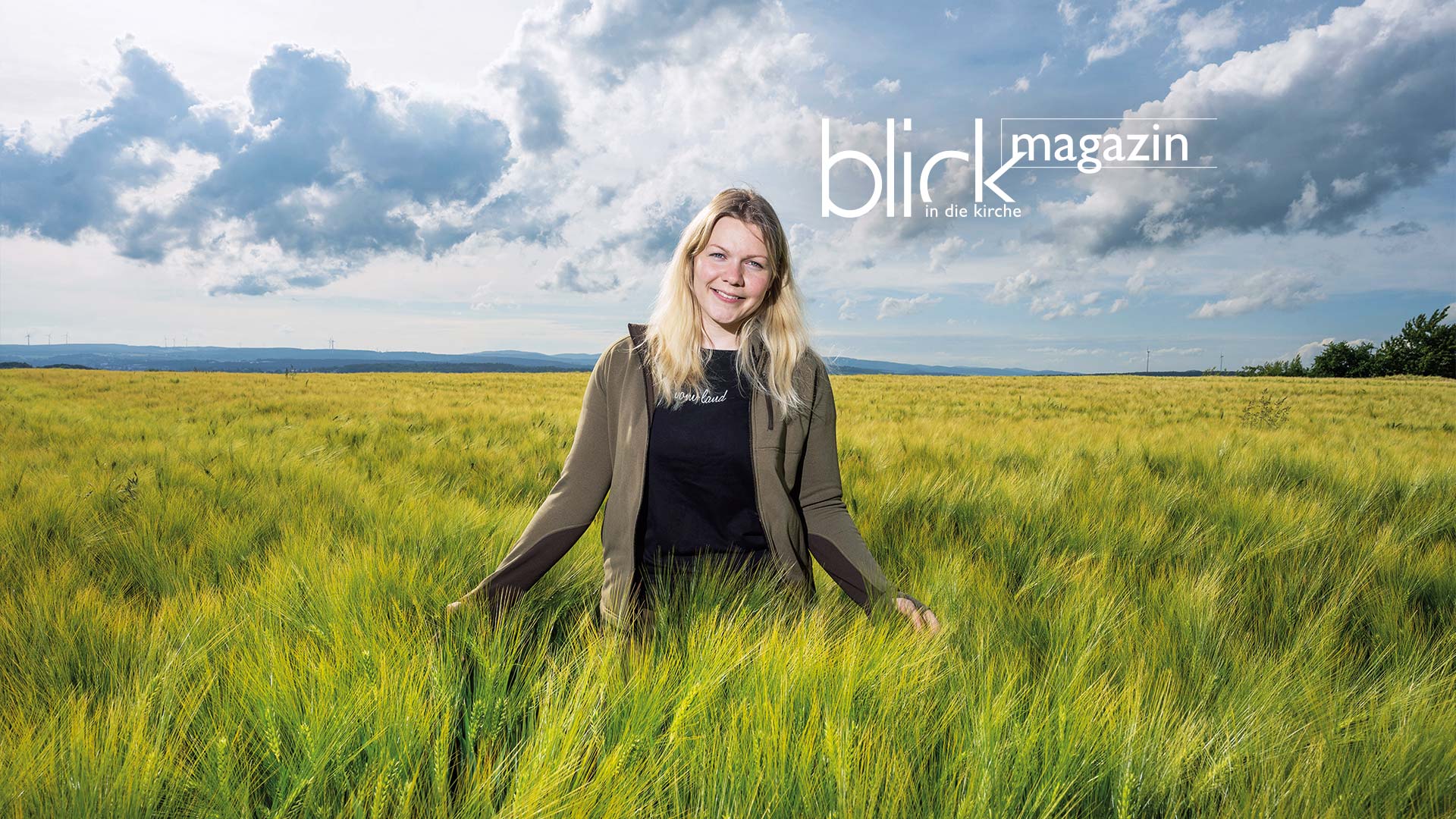 Theresa Schmidt steht in einem Kornfeld