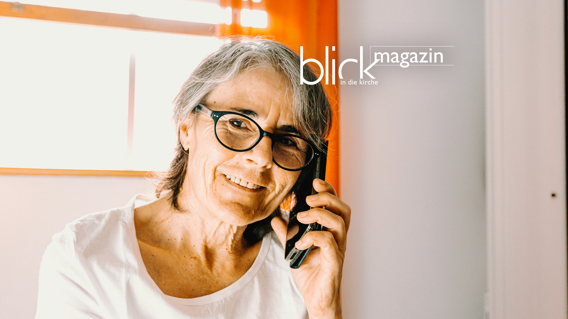 Unser Foto zeigt eine Frau, die telefoniert, und steht symbolisch für die Mitarbeitenden, die Ratsuchenden zuhören. 