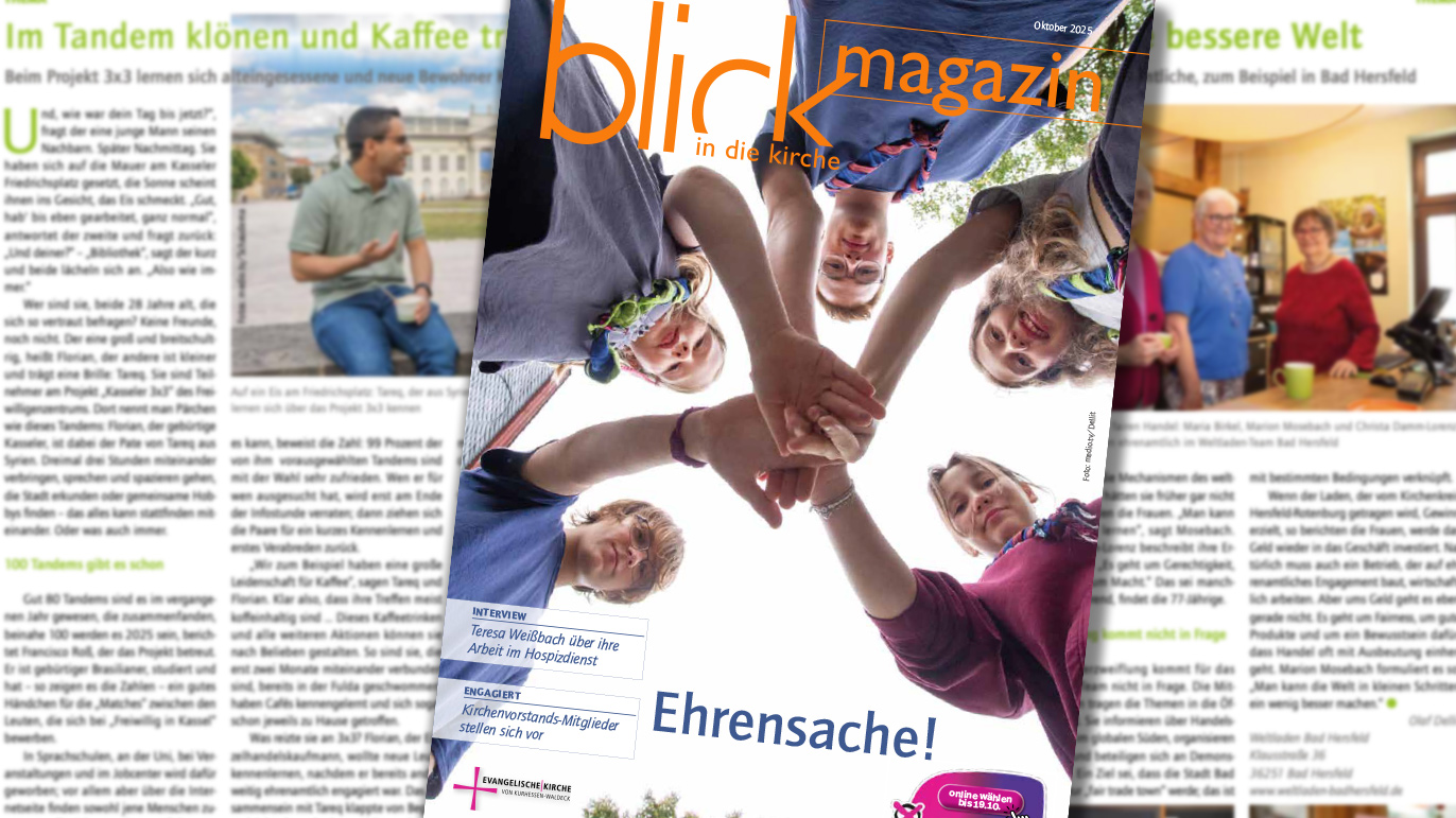 Titelblatt des Magazins „blick in die kirche“, Ausgabe Oktober 2025. Fünf Personen stehen im Kreis und legen ihre Hände übereinander in die Mitte, von unten fotografiert. Oben rechts steht „magazin“ in weißer Schrift auf orangem Hintergrund, darunter „in die kirche“. Unten links zwei Textboxen: „INTERVIEW Teresa Weißbach über ihre Arbeit im Hospizdienst“ und „ENGAGIERT Kirchenvorstands-Mitglieder stellen sich vor“. Unten mittig groß „Ehrensache!“. Unten rechts ein pinkes Logo zur Kirchenvorstandswahl am 26.10.2025.