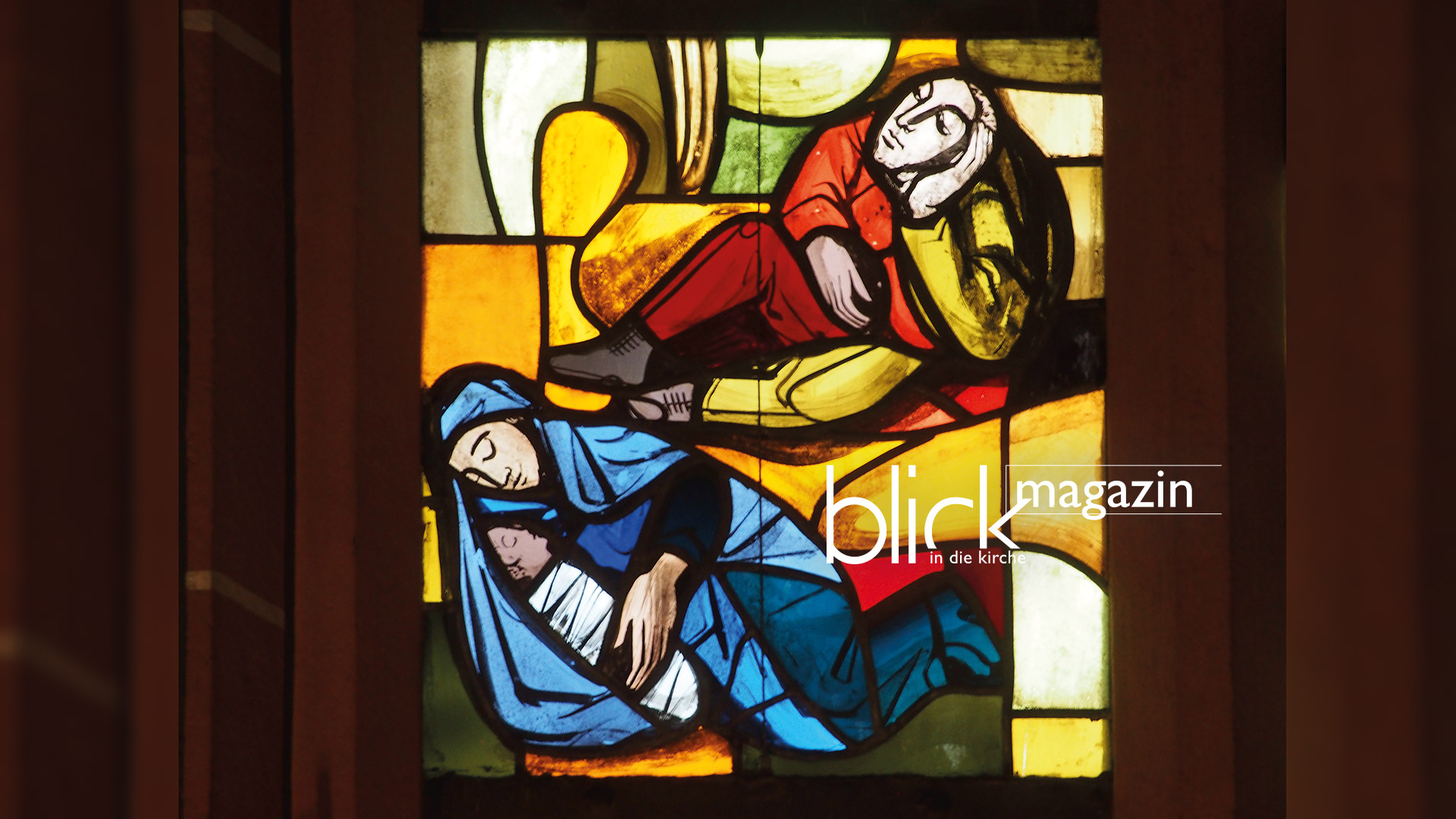 Das Foto zeigt die Krippenszene aus einem Fenster der Evangelischen Stadtkirche von Bad Hersfeld. Es wurde von Hans Gottfried von Stockhausen gestaltet.