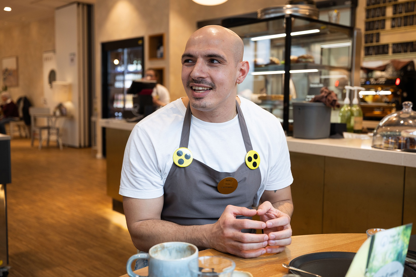 Niko Rizidis ist pädagogische Fachkraft im Café