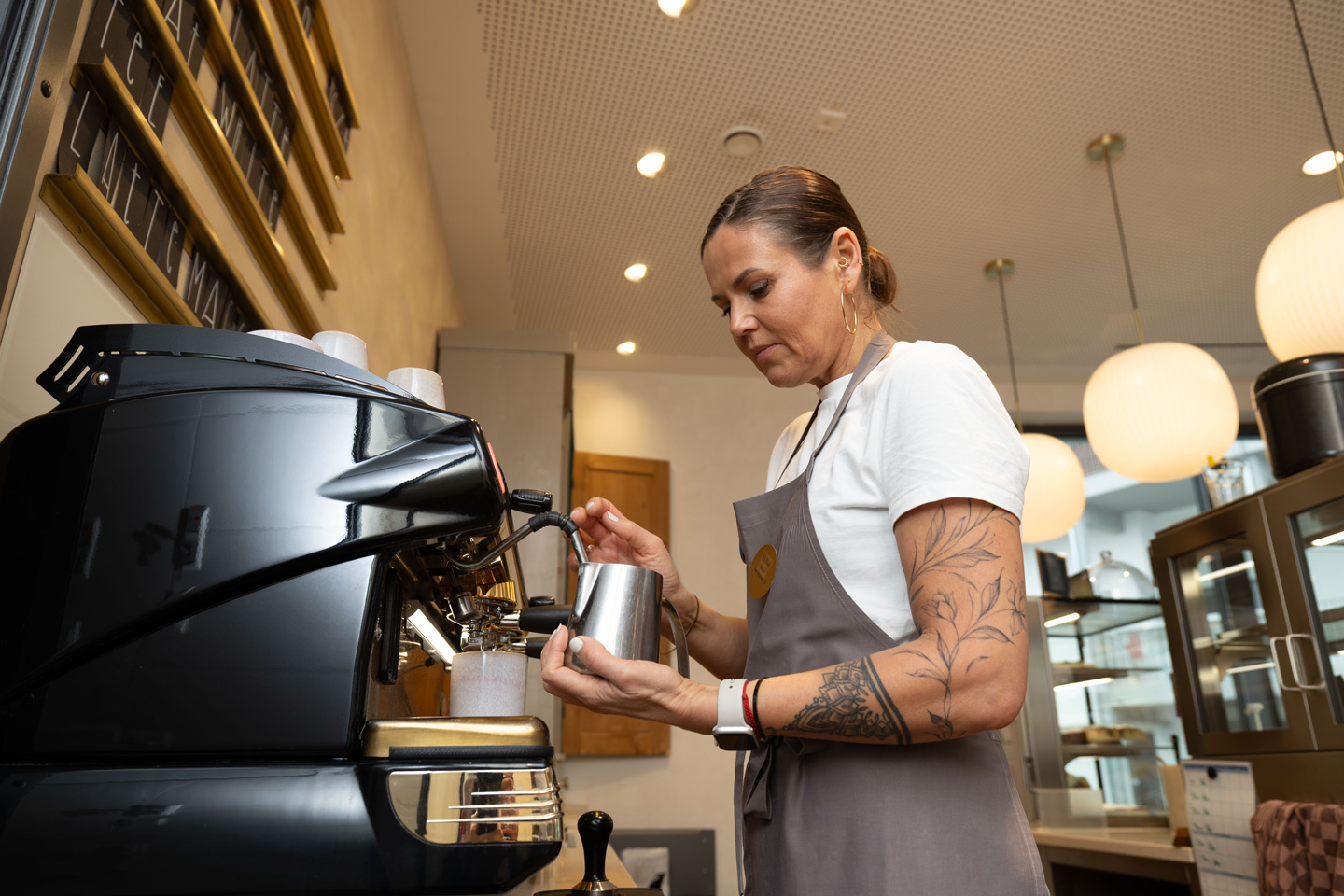 Ludmilla Beilborn bereitet Kaffee zu