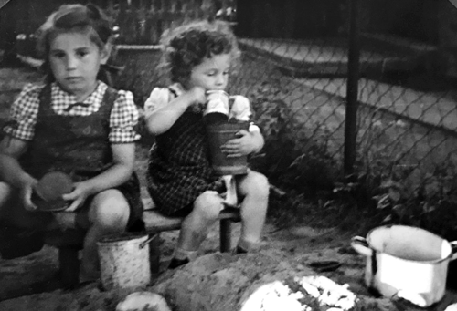 Ein altes Foto der Sandkastenfreundinnen Inge und Ruth