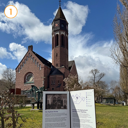 Die Hephata-Kirche mit der Stele im Vordergrund, die die Geschichte der Kirche erzählt.