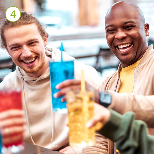 Bei der After-Work-Party «Holy Rooftop» werden kühle Getränke serviert