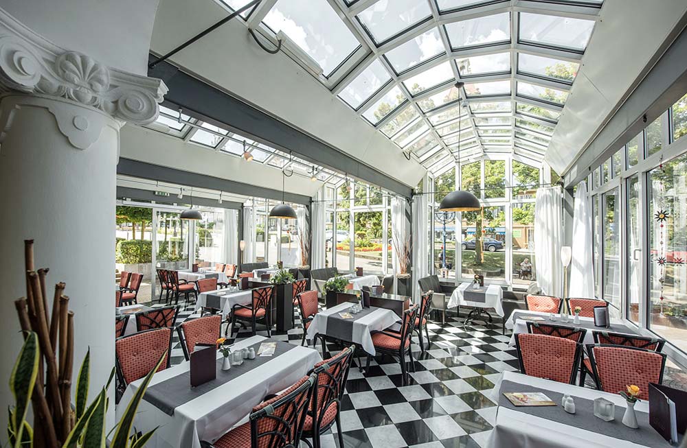Wintergarten-Café in Göbel's Hotel Quellenhof
