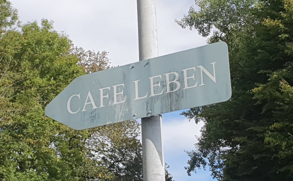 Hinweisschild zu einem Café mit dem Namen "Café Leben". Foto: privat