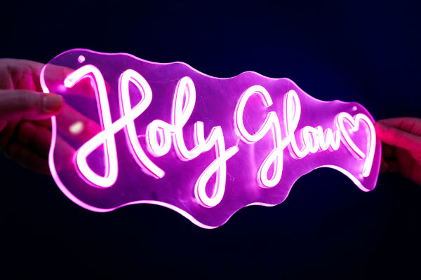Lila Leuchtschrift "Holy Glow" mit Herz. Foto: medio.tv/schauderna