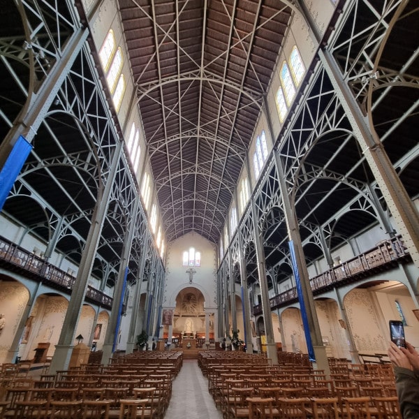Innenraum der Kirche Notre-Dame-du-travail in Paris im Stil einer Industriehalle. Foto: Silke Bremer