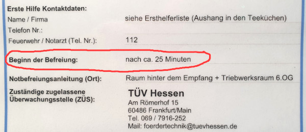 Ausschnitt von einem Hinweisschild in einer Fahrstuhlkabine. Der Text "Beginn der Befreiung: nach ca. 25 Minuten" ist rot eingekreist. Foto: privat 