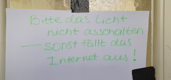 Hinweiszettel auf einer Kellertür: "Bitte das Licht nicht asschalten [sic!] – sonst fällt das Internet aus. Foto: privat