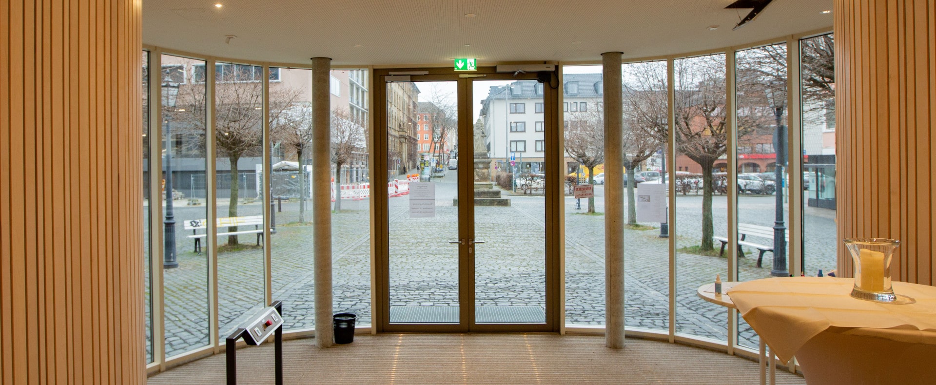 Karlskirche Kassel, Eingangsbereich, Blick auf den Karlsplatz 