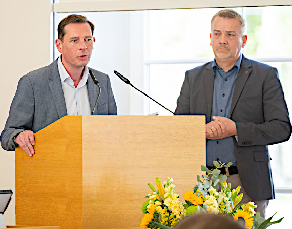 Timo Koch (links) und Jens heller stellen auf der Frühjahrssynode 2026 die aktuelle Beschlussvorlage für den gebäudestrategieprozess vor. (Foto: medio.tv/Schauderna)