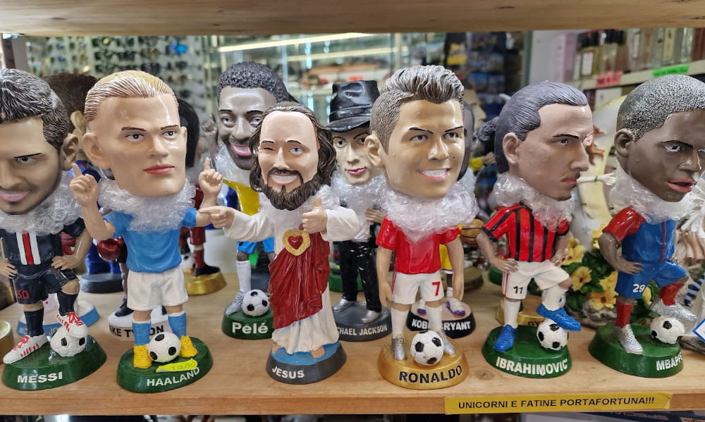 Jesus als Souvernir-Figur zwischen berühmten Fußballern. Foto: Heike Wilhelm Jesus als Souvernir-Figur zwischen berühmten Fußballern. Foto: Heike Wilhelm