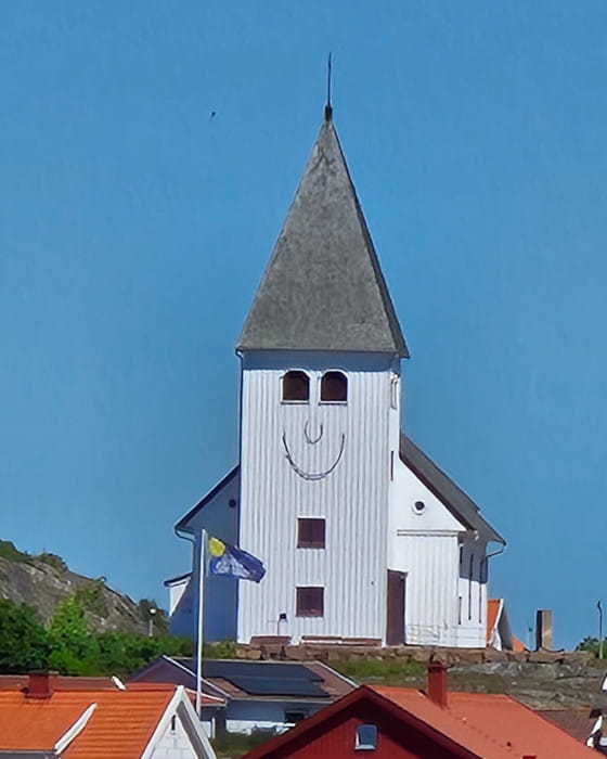 Die Kirche in Skärhamn auf der Insel Tjörn in Südschweden. Auf dem Kirchturm ist um zwei Fenster als Augen ein Gesicht imaginiert. Foto: Sonja Müller