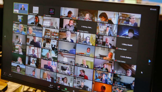 Bildschirmansicht einer Videokonferenz mit vielen Teilnehmenden. Foto: medio.tv/schauderna
