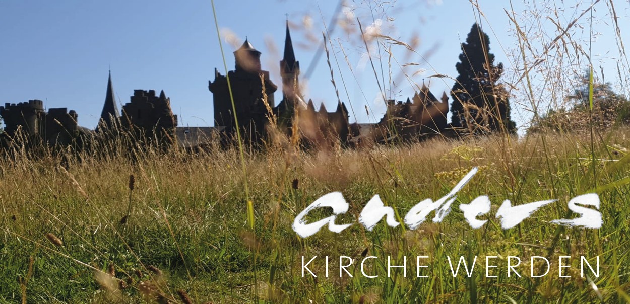 Foto: Sommerwiese mit Blick auf ein mittelalterliches Gebäudeensemble. Foto und Kalligrafie "anders": Birgitta Schwansee