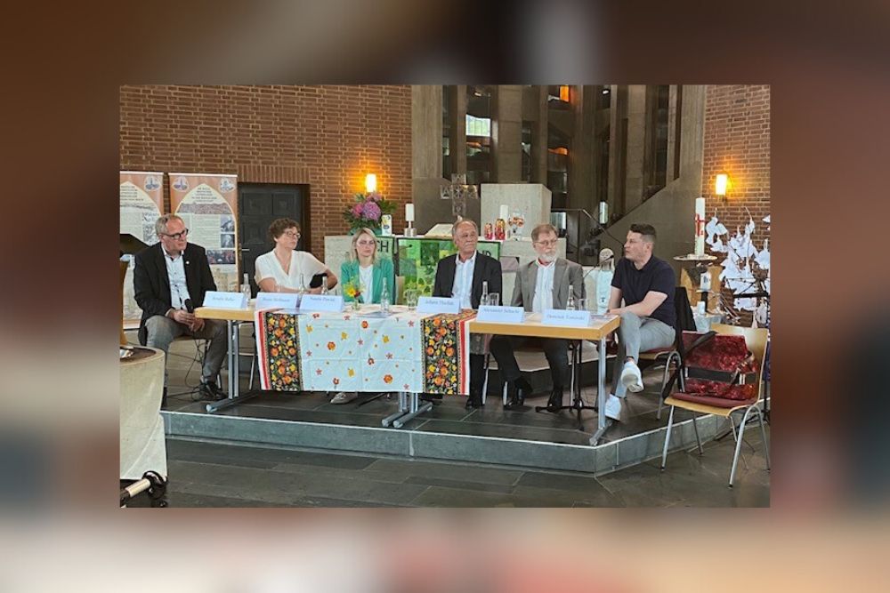 Podiumsdiskussion mit Bischöfin Hofmann und anderen Gästen. Podiumsdiskussion mit Bischöfin Hofmann und anderen Gästen.