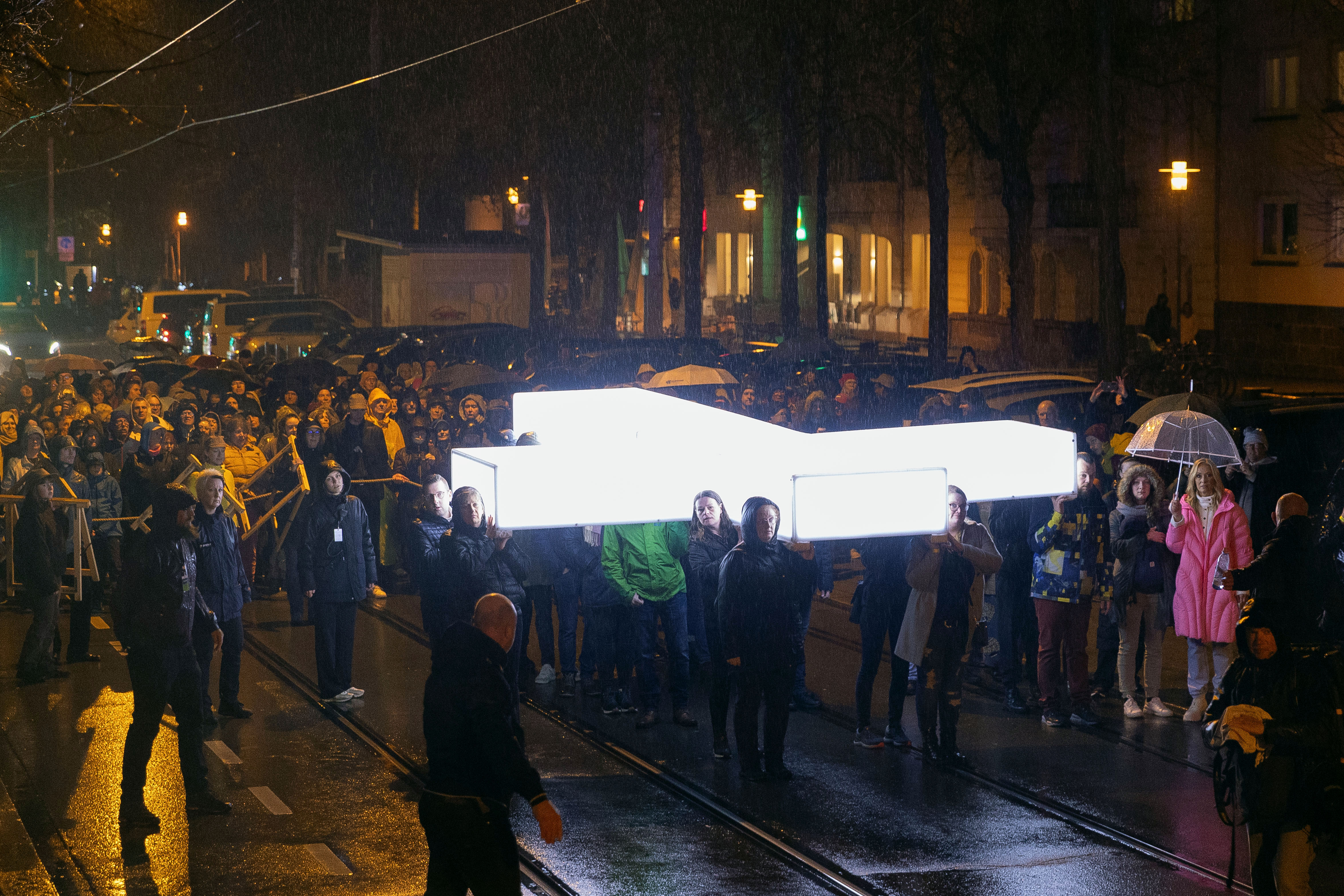 Teil der Inszenierung war ein riesiges leuchtendes Kreuz, das von Menschen durch die Kasseler Innenstadt vom Kongresspalais bis zur Hauptbühne auf dem Friedrichsplatz getragen wurde. Dabei wurden Trägerinnen und Träger zu ihrer persönlichen Beziehung zu Gott und wichtigen Gotteserfahrungen in ihrem Leben interviewt.