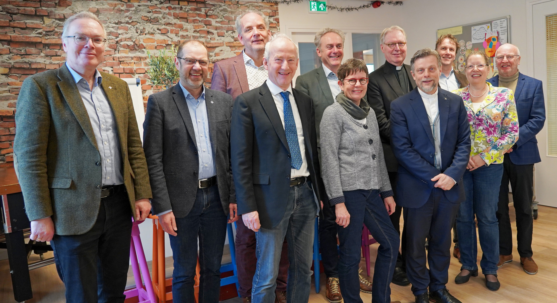 Gruppenbild (v.l.) Prälat Burkhard zur Nieden, Dr. Diethelm Meißner, Martin de Groot, Dr. Martin Streck, Classispredikant Marco Luijk, Bischof Dr. Gerard de Korte,  Ton Sip, Ferdinand Borger, Susanne Freytag, Simon Middelkamp