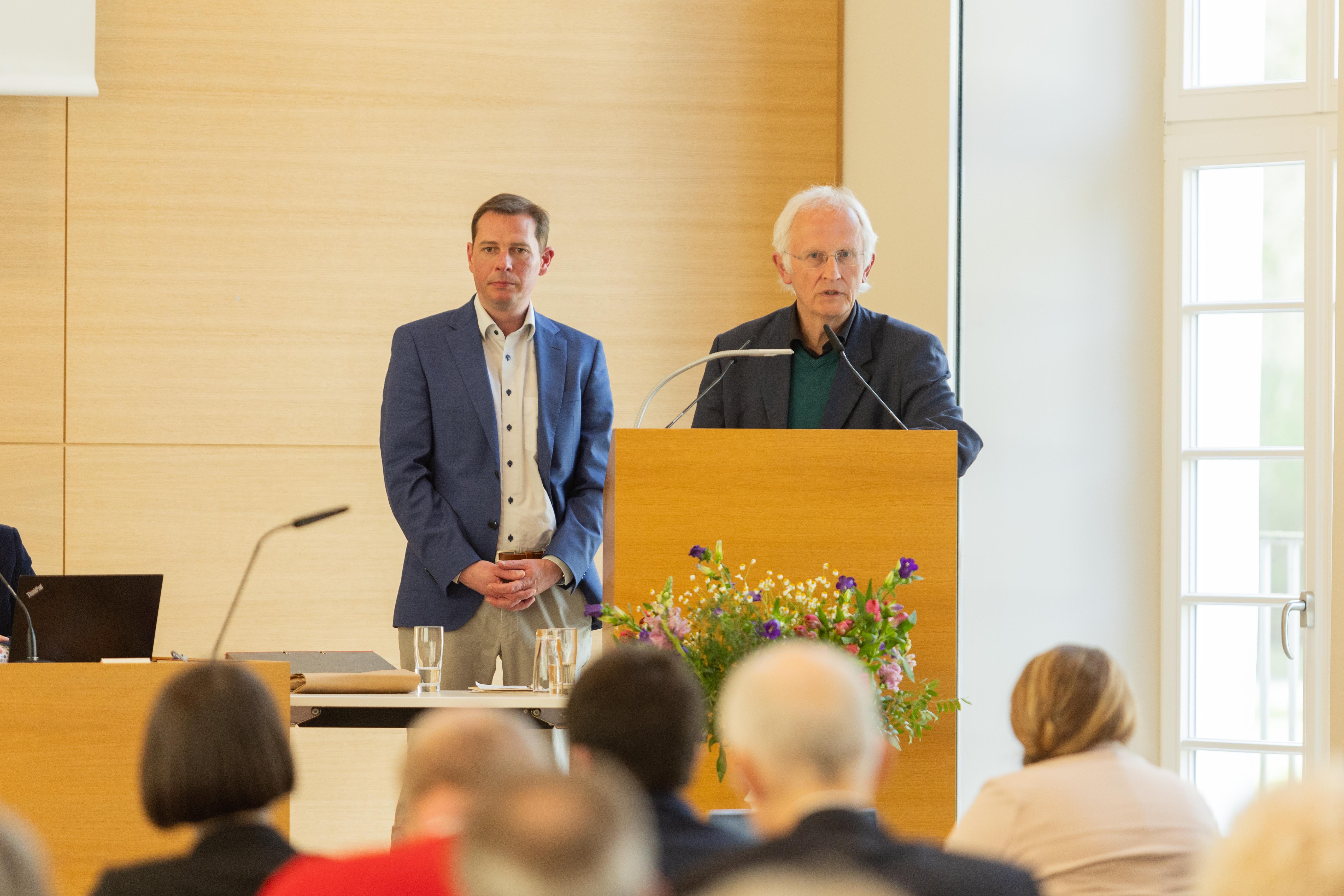 Timo Koch (l., Dezernent für Bau und Liegenschaften) und Dekan Christian Wachter  (Kirchenkreis Schwalm-Eder) brachten die Planungen zum Gebäudestrategieprozess ein. 