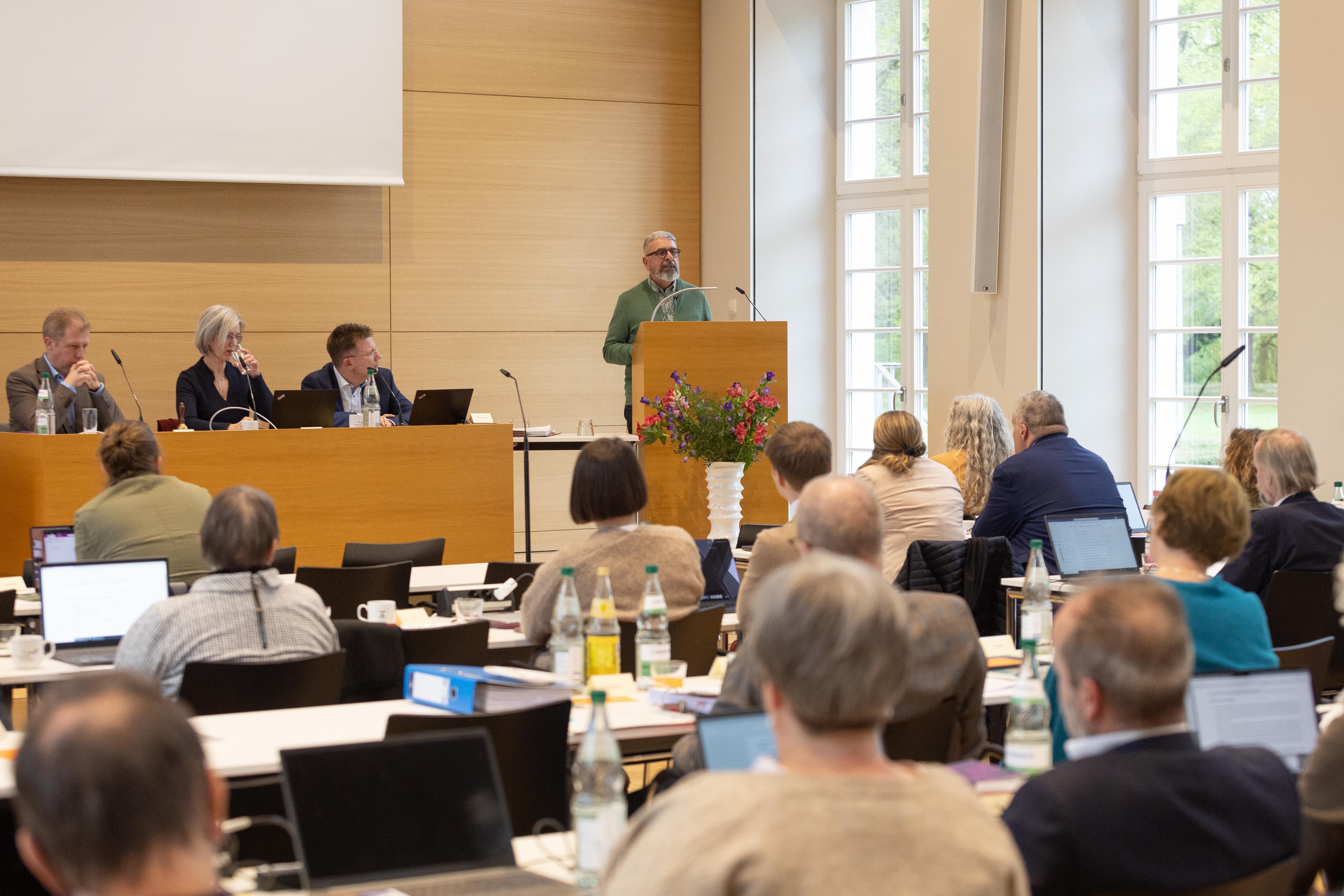 Berichtete der Synode, auch aus eigener Betroffenheit: Pfarrer Matthias Schwarz (Betroffenenvertretung im Beteiligungsforum Sexualisierte Gewalt in der EKD)