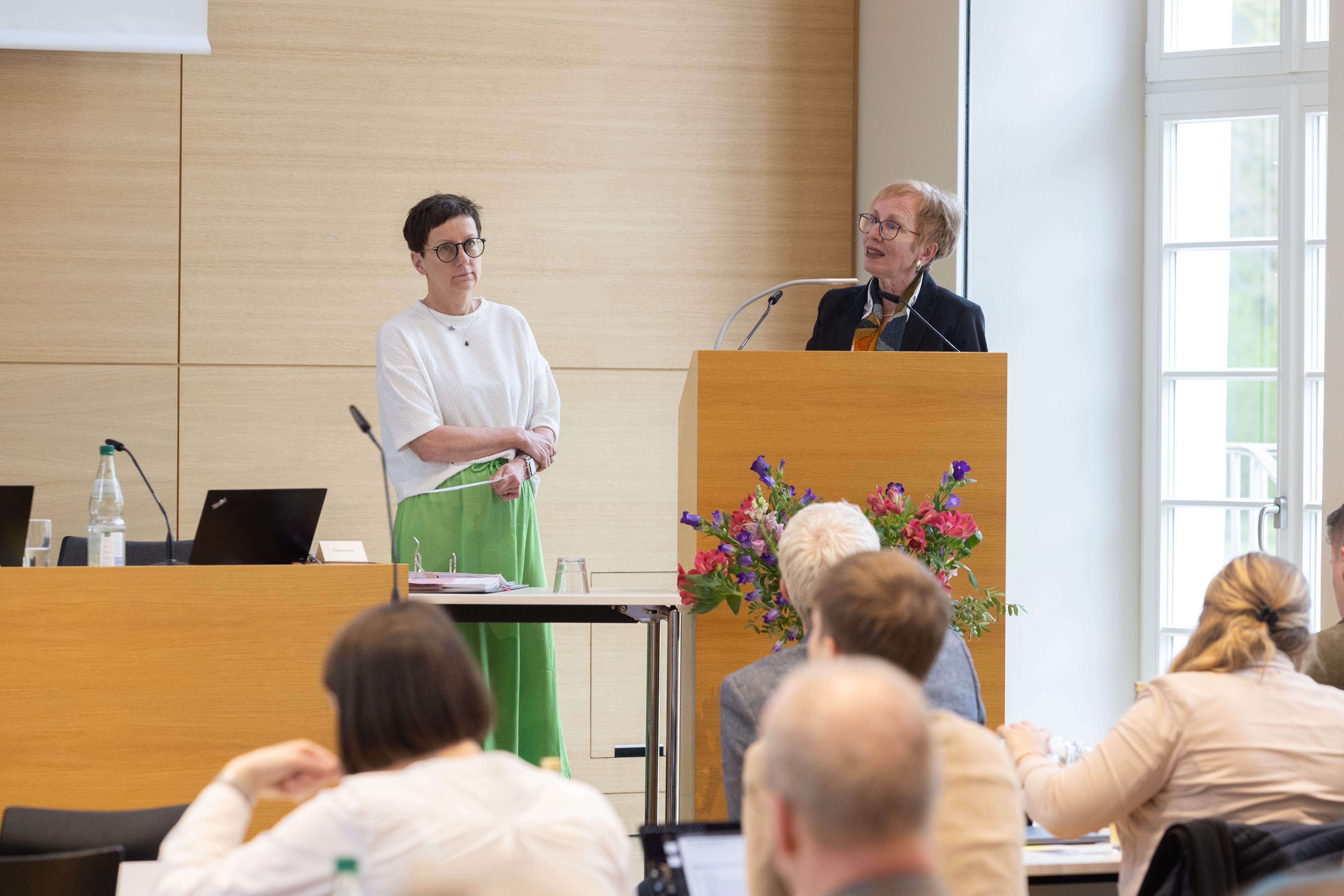 Pfarrerin Margit Zahn und Pröpstin Sabine Kropf-Brandau zum Projekt der Erwachsenentaufe in Hanau, der vom Innovationsfonds der EKKW gefördert wurde.