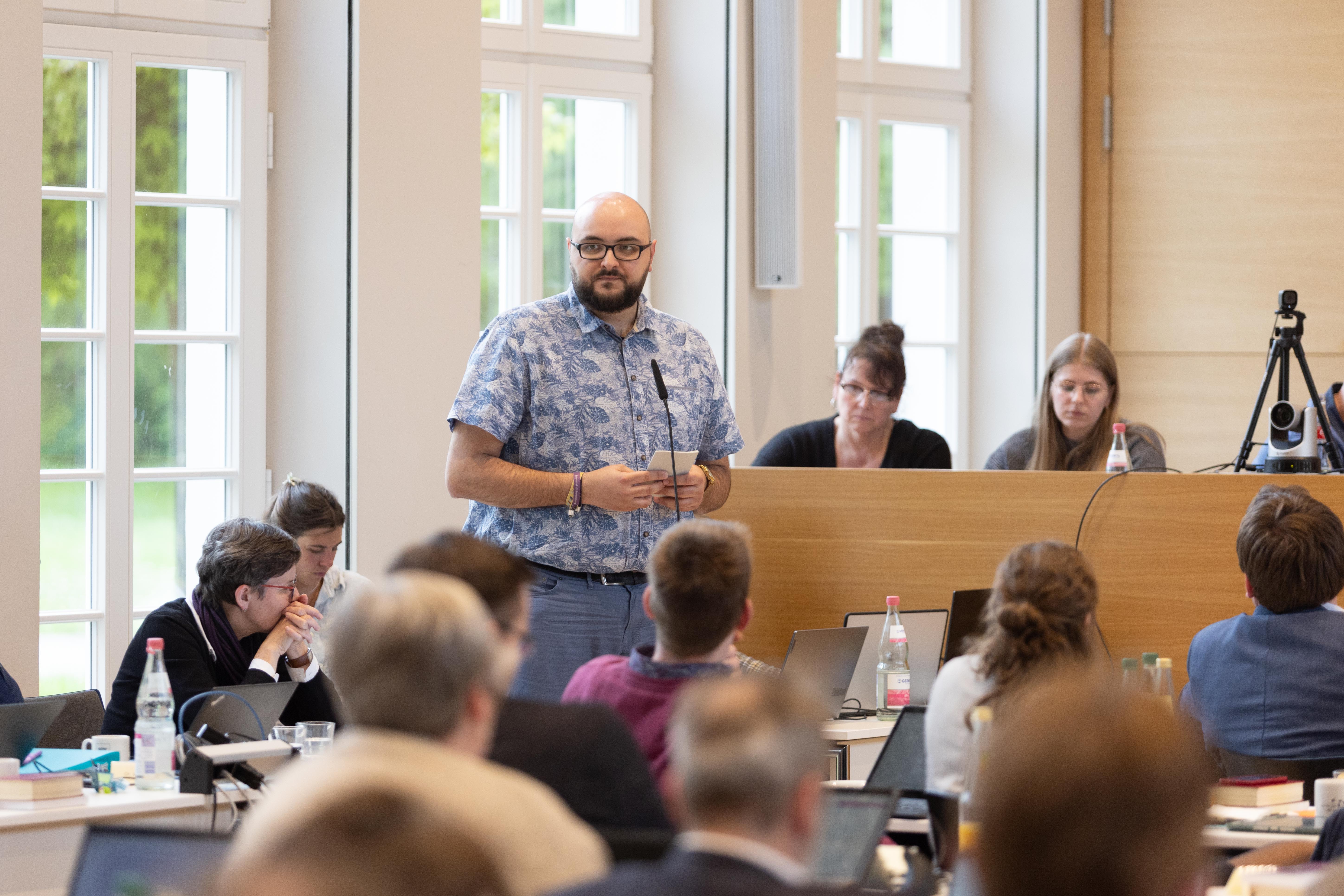 Aussprache zum Bericht von Pfarrer Matthias Schwarz (Betroffenenvertretung im Beteiligungsforum Sexualisierte Gewalt in der EKD)