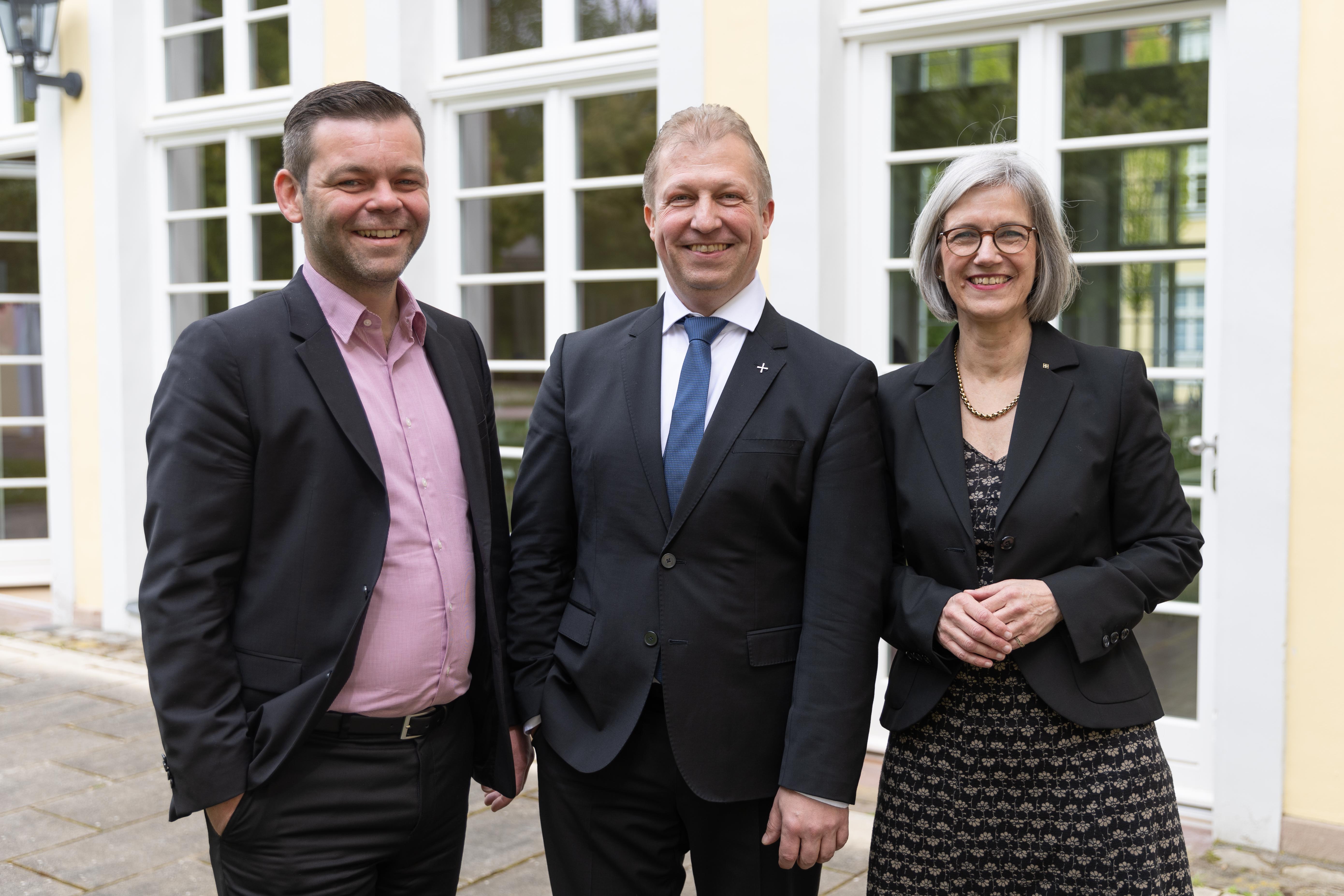 Der neue Synodalvorstand (v.l.): Pfarrer Kristof Weisheit (2.Beisitzer), Präses Dr. Michael Schneider, Kirchenrätin und Dr. Isabel Schneider-Wölfinger (1.Beisitzerin)