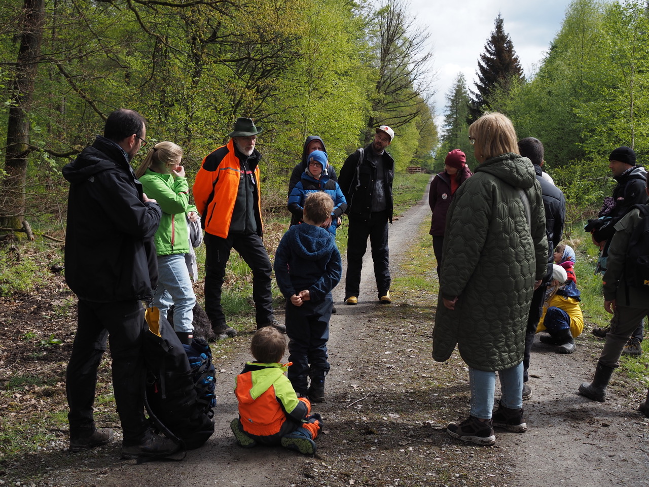 An drei Stationen im Wald konnten sich die Teilnehmenden handlungsorientiert mit den Folgen des Klimawandels auseinandersetzen - hier mit Forstamtsleiter Holger Pflüger-Grone.