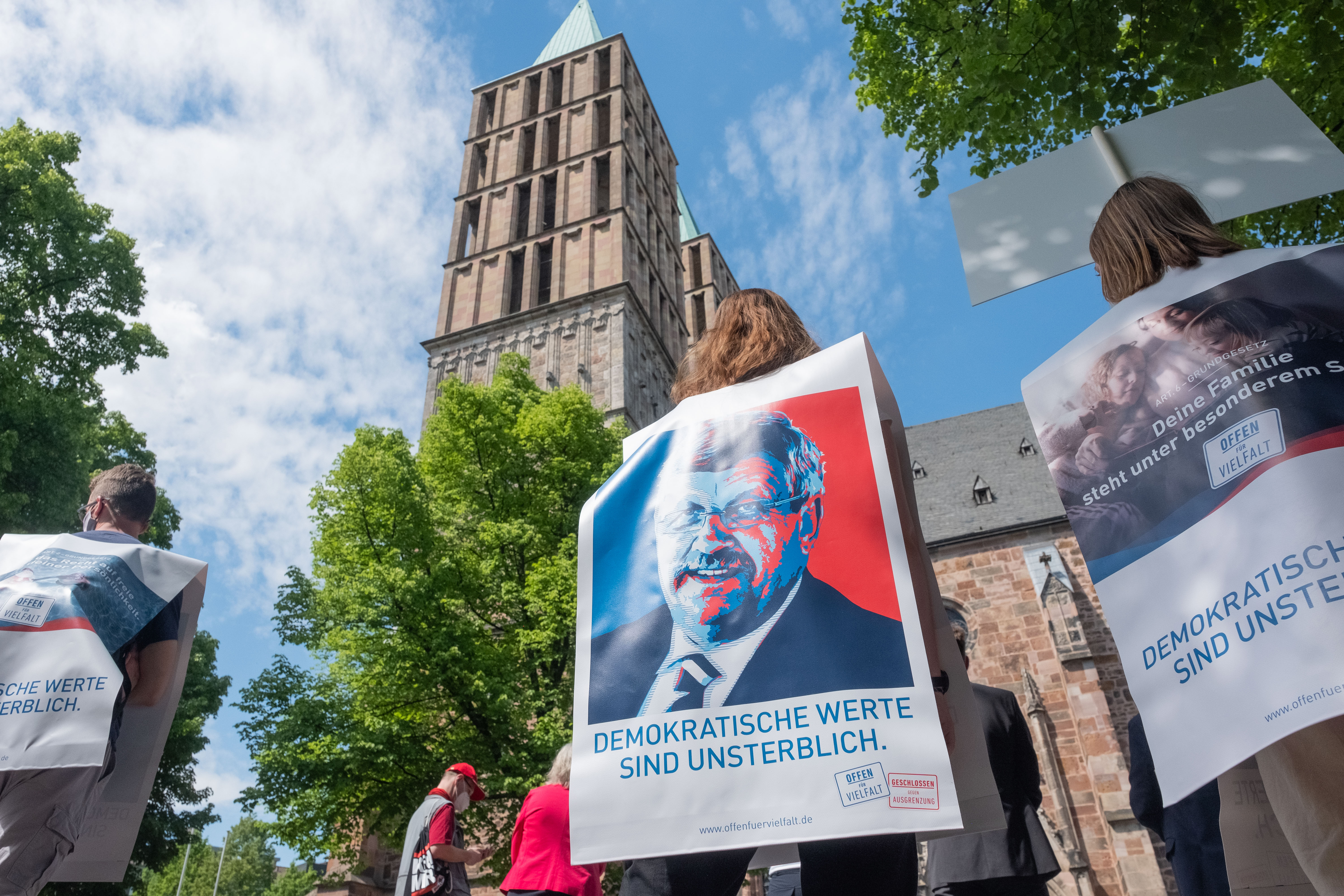 Aktion "Haltung zeigen" am 2. Todestag Walter Lübckes vor der Kasseler Martinskirche