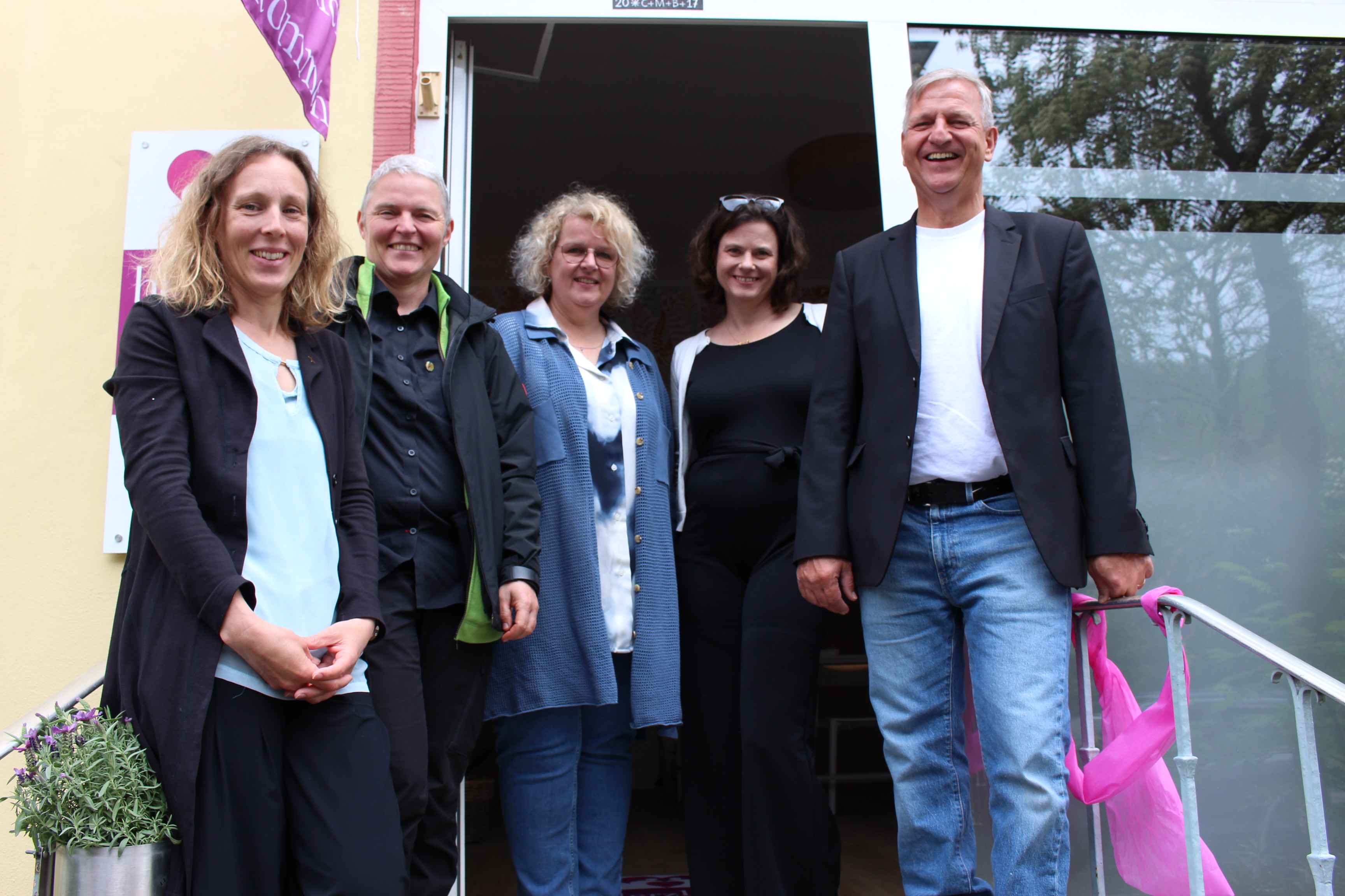 Eröffnung des Servicebüros in der Fuldaer Heinrichstraße. Unser Foto zeigt das Team mit (v.l.): Pfarrerin Jana Koch-Zeißig, Diakonin Bianca Reith, Antje Fuchs, Sandra Keil und Ernstfried Deuker.