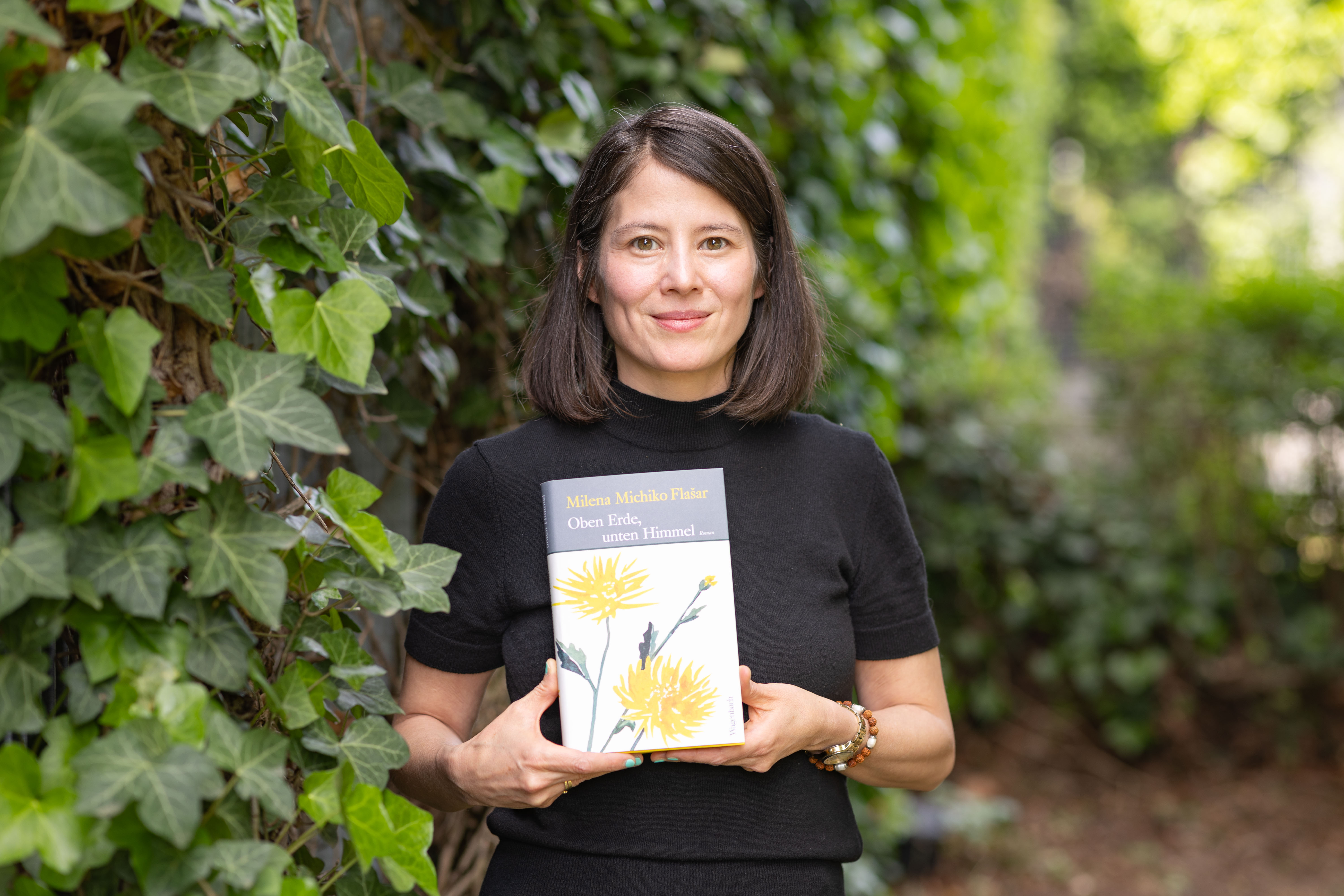 Die Preisträgerin Milena Michiko Flašar mit ihrem Buch «Oben Erde, unten Himmel», 2023 im Wagenbach Verlag erschienen, gewinnt den Evangelischen Buchpreis 2024.