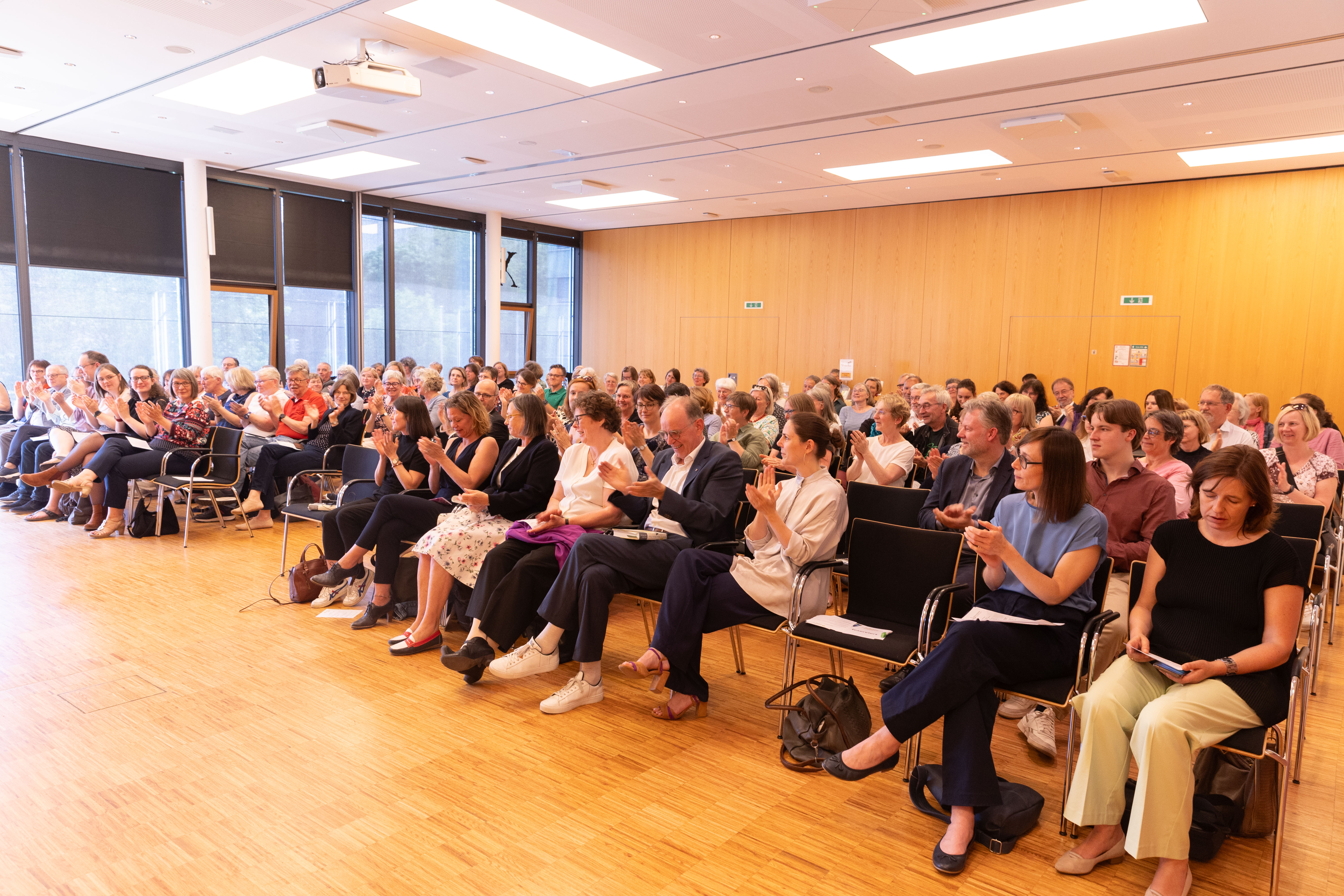 Publikum im Kasseler Haus der Kirche beim Evangelischen Buchpreis 2024.