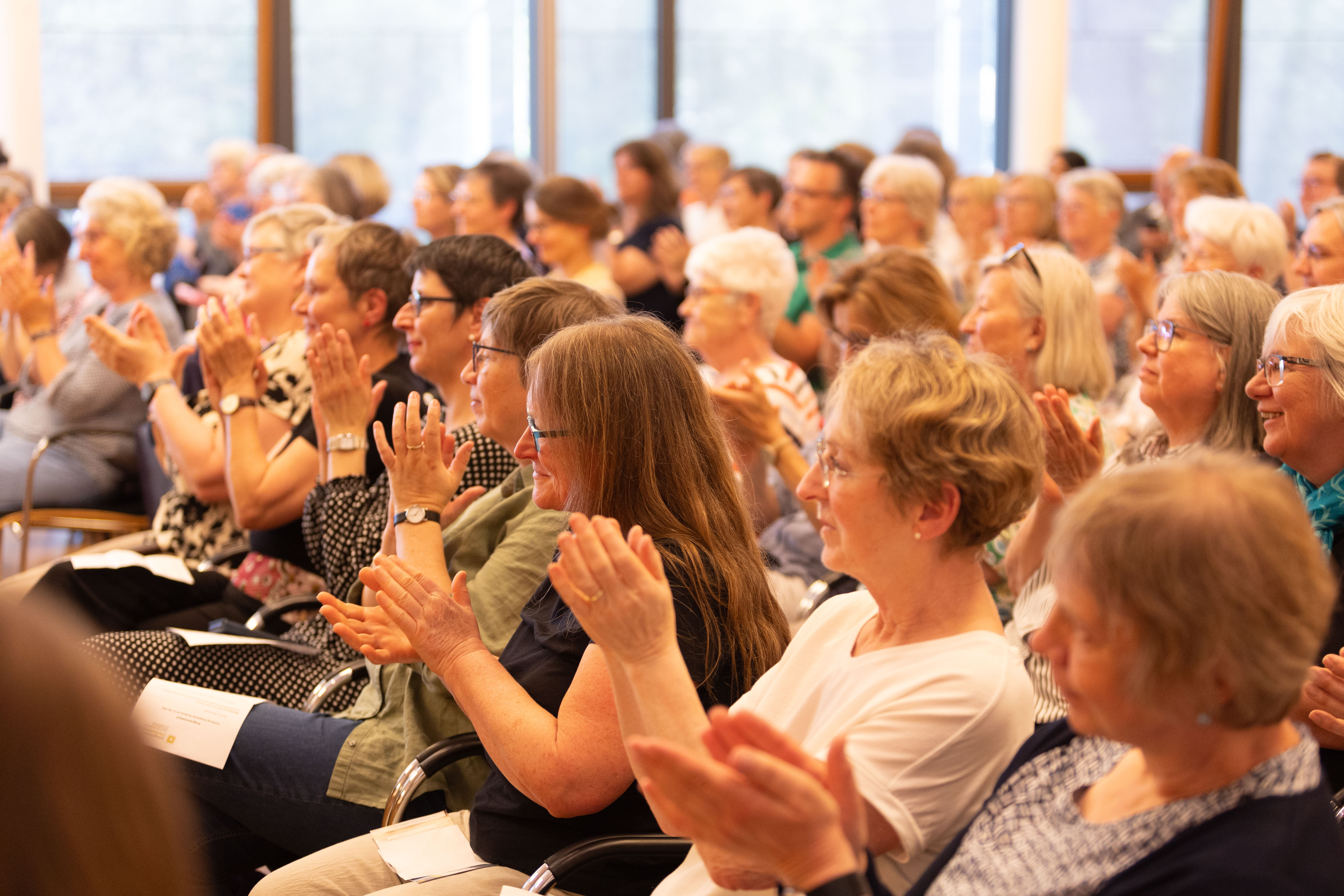 Publikum bei der Verleihung des Evangelischen Buchpreises 2024 in Kassel.