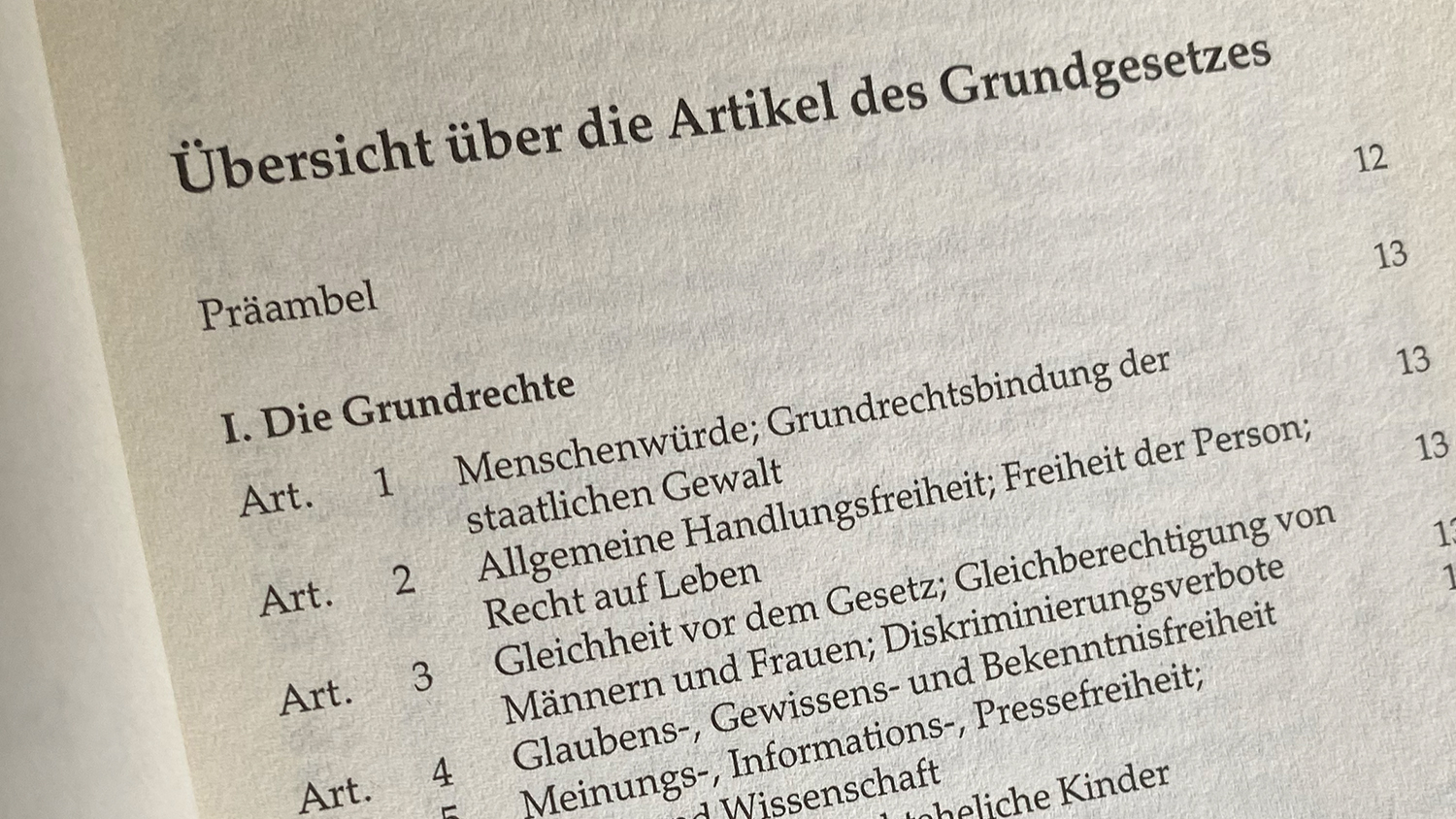 Die 20 evangelischen Landeskirchen würdigen in der Reihe die Präambel und die 19 Grundrechtsartikel des Grundgesetzes. Unser Foto zeigt einen Ausschnitt aus der Inhaltsübersicht.