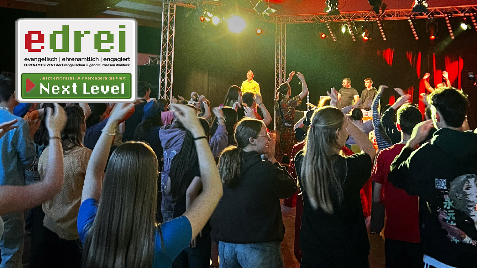 Das Bildungsprogramm war umrahmt von Shows mit Livemusik, Mottoparty, stimmungsvollen Abendimpulsen und einem Abschlussgottesdienst. Unser Foto zeigt Jugendliche, die zur Livemusik tanzen.
