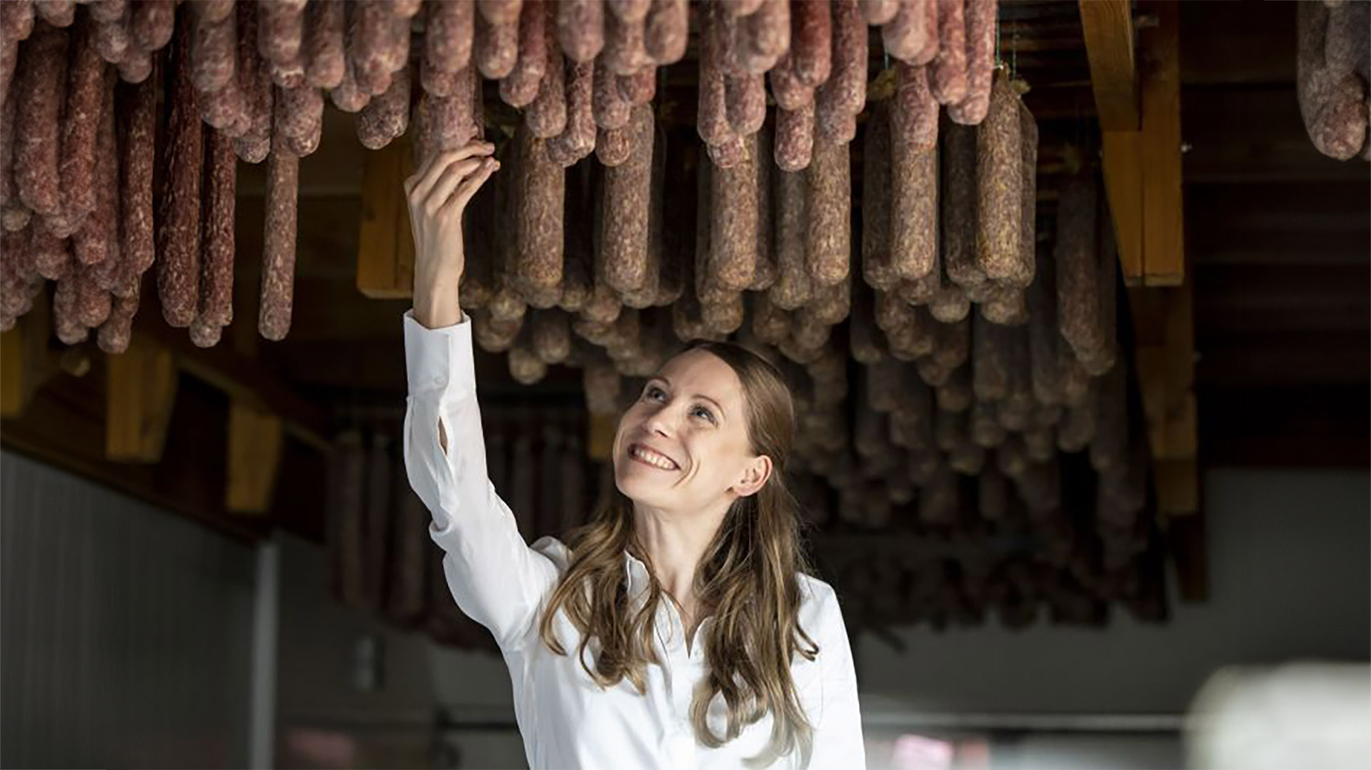 Katharina Koch im «Wilhelmsthaler Wurstehimmel», wie die Reifekammern auf dem Dachboden des Fachwerkhauses in Calden genannt werden. Dort entwickeln ihre Wurstspezialitäten das besondere Aroma. 