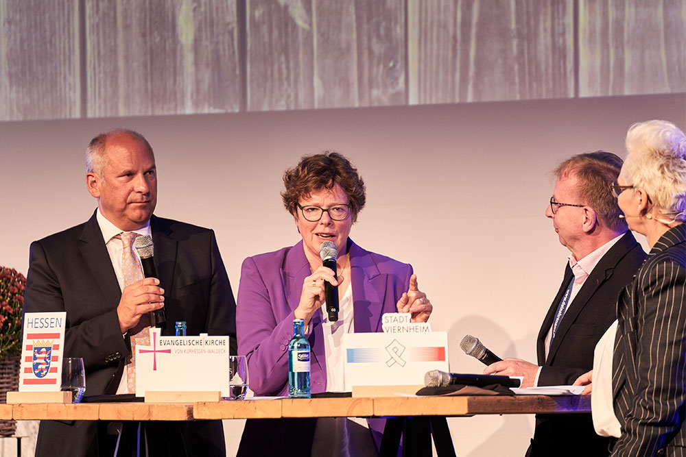 Gesprächsrunde zur Zukunft des Ehrenamts mit (v.l.) Innenminister Prof. Dr. Roman Poseck, Bischöfin Dr. Beate Hofmann (EKKW), dem Bürgermeister der Stadt Viernheim, Matthias Baaß und Moderatorin Bärbel Schäfer. Gesprächsrunde zur Zukunft des Ehrenamts mit (v.l.) Innenminister Prof. Dr. Roman Poseck, Bischöfin Dr. Beate Hofmann (EKKW), dem Bürgermeister der Stadt Viernheim, Matthias Baaß und Moderatorin Bärbel Schäfer.