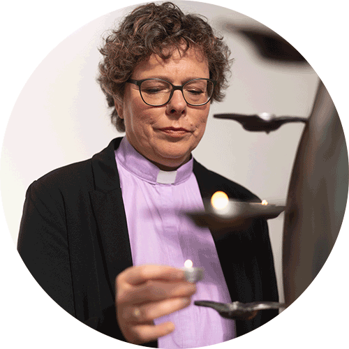Bischöfin Beate Hofmann entzündet eine Kerze Bischöfin Beate Hofmann entzündet eine Kerze