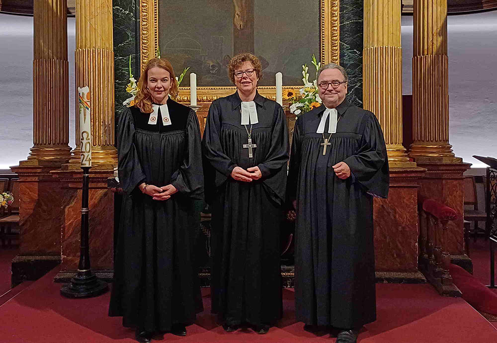 v.l.: Pfarrerin Julia Schnizlein, Bischöfin Beate Hofmann und Bischof Michael Chalupka beim Gottesdienst in der Lutherischen Stadtkirche in Wien. v.l.: Pfarrerin Julia Schnizlein, Bischöfin Beate Hofmann und Bischof Michael Chalupka beim Gottesdienst in der Lutherischen Stadtkirche in Wien.
