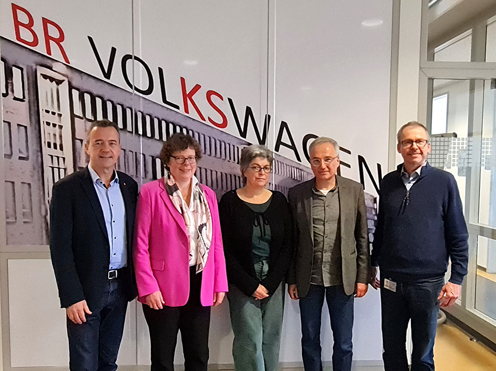 Unser Foto zeigt (von links) den Betriebsratsvorsitzenden des VW-Werks in Baunatal, Carsten Büchling, Bischöfin Dr. Beate Hofmann, Martina Spohr vom Referat Wirtschaft, Arbeit, Soziales der EKKW, Pfarrer Dirk Muth aus Baunatal und den stellvertretenden Betriebsratsvorsitzenden Christian Wetekam.