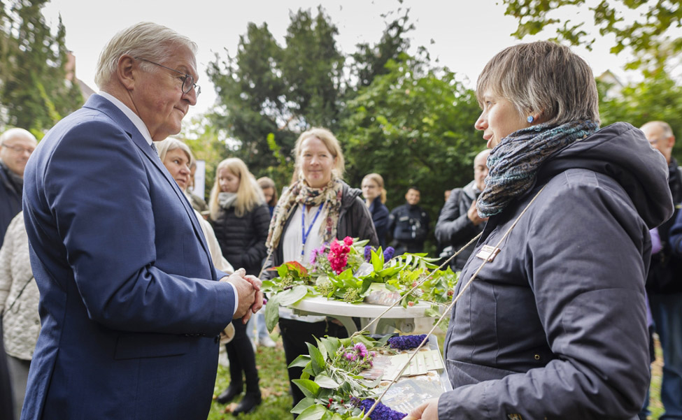 Bundespräsident Frank-Walter Steinmeier im Gespräch mit Mitarbeitenden der EKHN und EKKW Bundespräsident Frank-Walter Steinmeier im Gespräch mit Mitarbeitenden der EKHN und EKKW