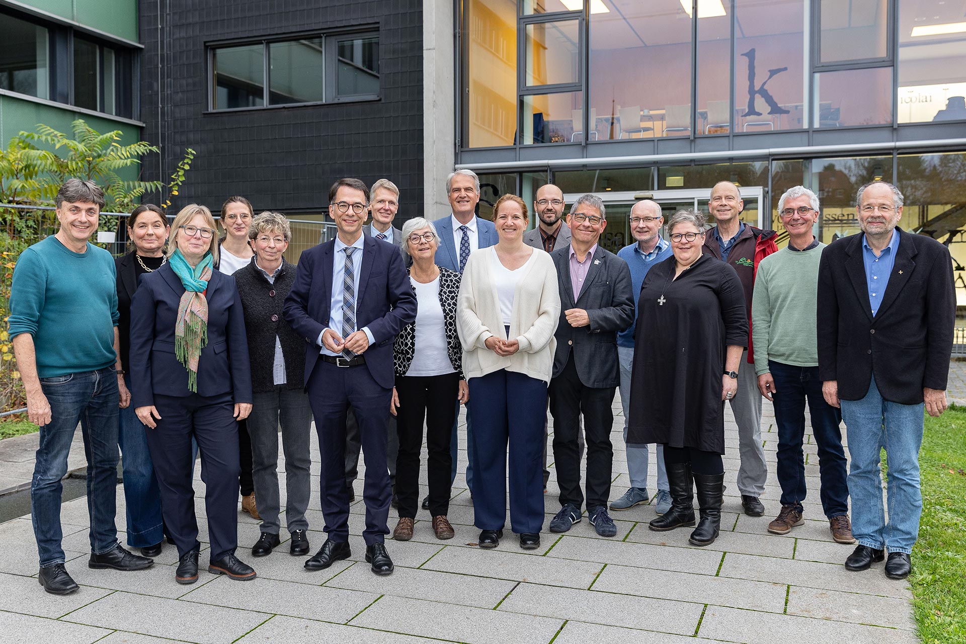 Die Teilnehmenden der Jahreskonferenz Ev. Gefängnisseelsorge Hessen und Hessisches Justizministerium vor dem Kasseler Haus der Kirche