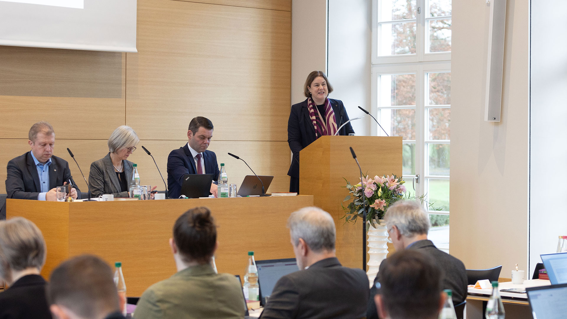 Vizepräsidentin Dr. Katharina Apel berichtet über die Finanzlage der Landeskirche