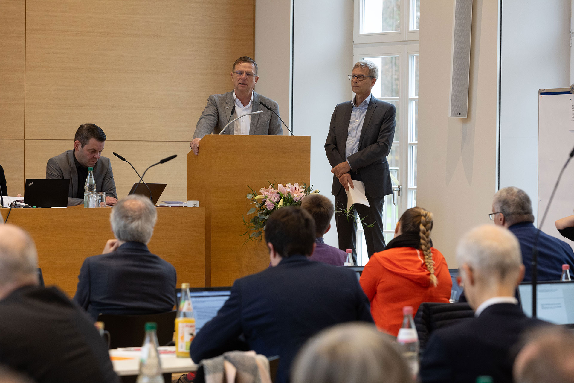 Pfarrer Carsten Tag (Vorstandsvorsitzender, l.) und Dr. Harald Clausen (Vorstandsmitglied) berichteten der Synode von der Arbeit der Diakonie Hessen